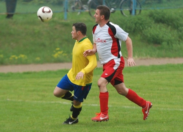 W derbowym spotkaniu rozgrywanym w Piekoszowie jedną z dwóch bramek dla Astry zdobył Marcin Zychalski (z prawej), a dla Lechii gola strzelił Dominik Kasprzyk (z lewej).