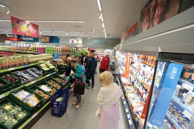 – Mamy niestety obecnie dwucyfrowy wzrost cen w sklepach z żywnością – mówi Karol Kamiński, współautor badania z Centrum Analiz Grupy AdRetail. Poznaj szczegóły --->