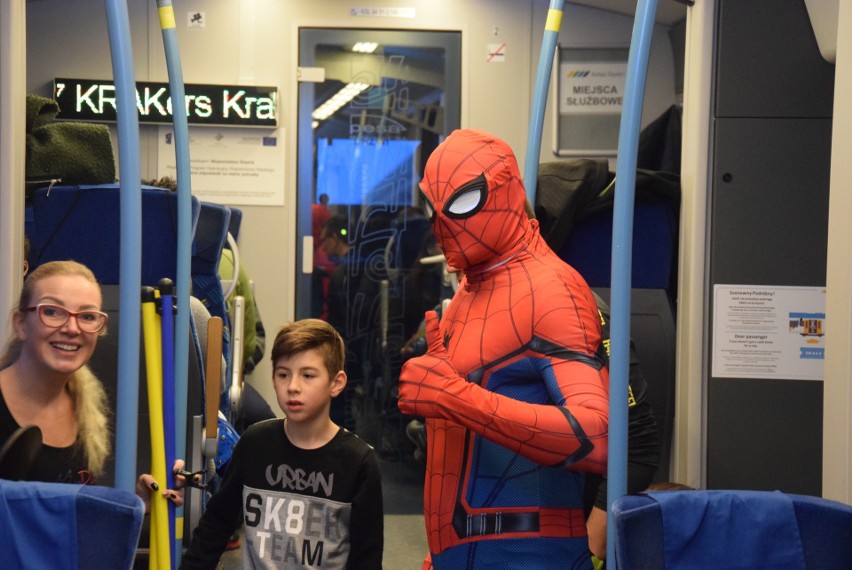 Koleje Śląskie ze Spidermanem dojechały do Krakowa ZDJĘCIA Wycieczka Złotym Pociągiem "Powstaniec Śląski"