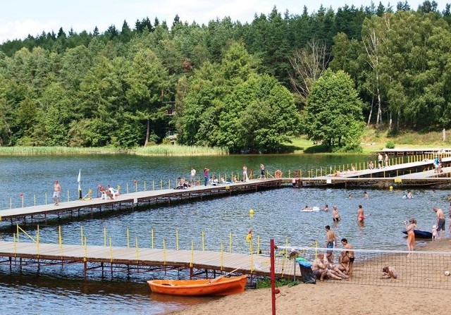 Kąpielisko nad jeziorem Łobez jest ładnie położone: z jednej strony widać Biały Bór, z drugiej &#8211; lasy.