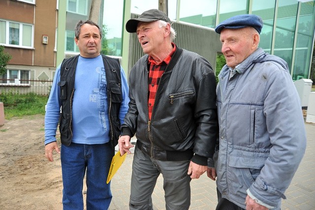 Jan Biszczuk (od lewej), Eugeniusz Kwiatkowski i Marian Dryl nie chcą być uszczęśliwiani na siłę. Urzędnicy mają inne zdanie.