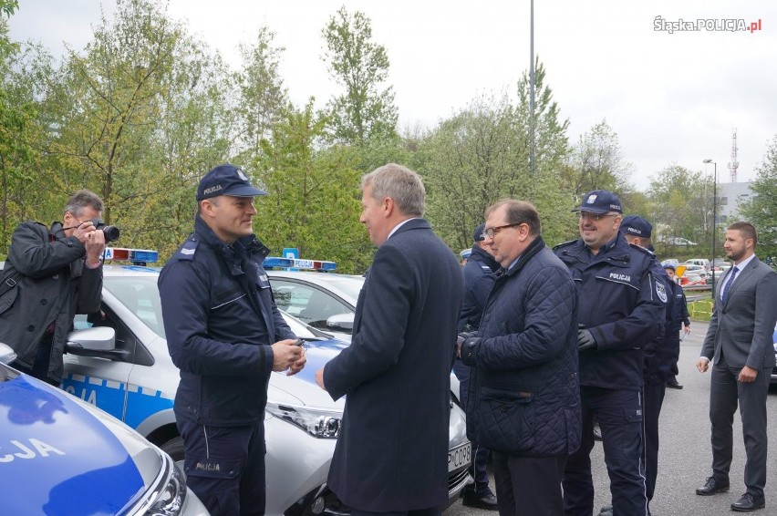 W Katowicach przekazano policjantom 34 hybrydowe radiowozy