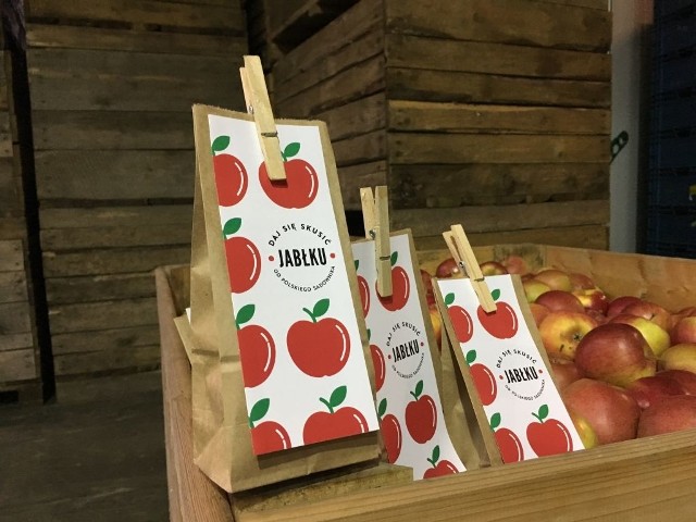 Polskie jabłka dla pasażerów w Święto NiepodległościOkoło 15 milionów jabłoni w Polsce obdarza nas co roku 3,5 mlnton jabłek.
