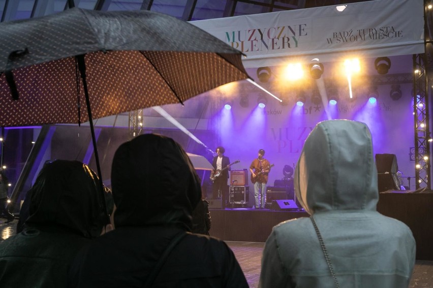 Pierwszy krakowski koncert w pandemii odbył się w deszczu