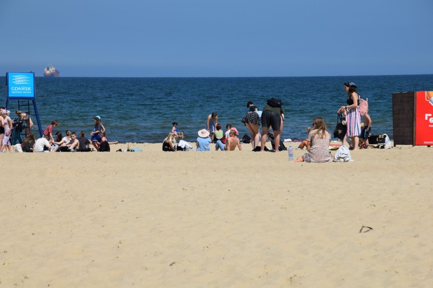 Turyści "zalali" gdańskie plaże. Pierwsi wczasowicze w Brzeźnie i w Jelitkowie. ZDJĘCIA