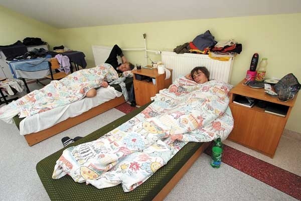 Piętnastoletni łodzianie Mateusz Rosiński i Bartosz Matusik są tak osłabieni, że nie mają siły myśleć o koszykówce czy spacerze nad morze.