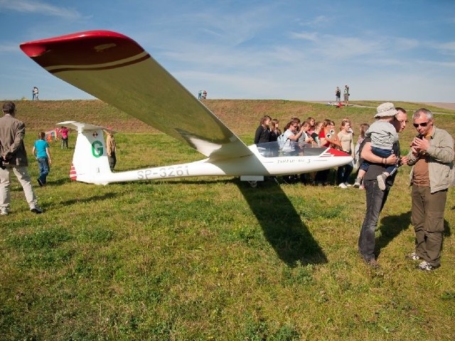 Prezentacja szybowca wyczynowego Jantar Standard 3 ze stalowowolskiego Aeroklubu cieszyła się dużą popularnością wśród mieszkańców Tarnobrzega.
