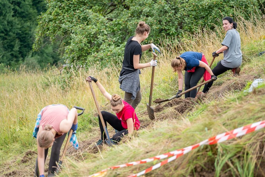 Maszkowice. Archeolodzy powrócili na Górę Zyndrama. Odkopują fragmenty tajemniczej warowni [ZDJĘCIA]