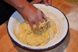 Ciasto drożdżowe: tradycyjne i w nowej odsłonie. Jak zrobić idealne ciasto drożdżowe? [PORADNIK, PRZEPISY]