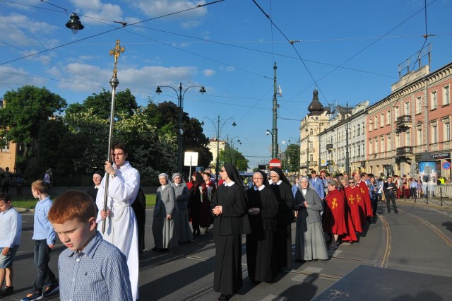 Uroczystości Bożego Ciała wpływają na ruch w Krakowie kiedy wierni idą ulicami miasta. Tak samo będzie i w tym roku. Wiele osób wyjeżdża też z Krakowa na długi weekend co jest argumentem dla urzędników by ograniczyć komunikację miejską.