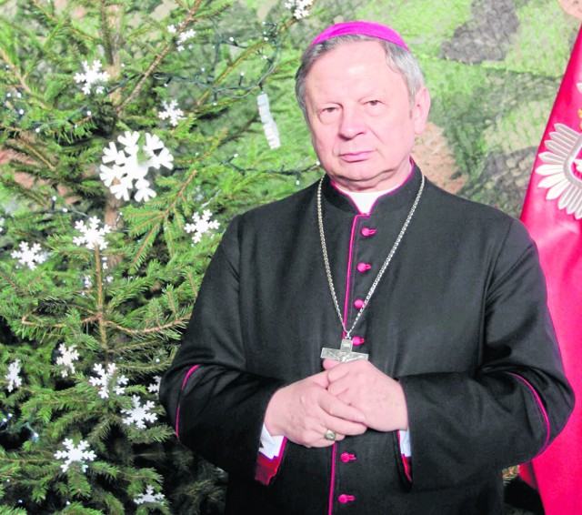 Biskup Henryk Tomasik. Ma 71 lat. Pochodzi z Łukowa na Podlasiu. Doktor filozofii teoretycznej. Studiował w Wyższym Seminarium Duchownym w Siedlcach. Święcenia kapłańskie przyjął w 1969 roku w Siedlcach. Był wikariuszem w pobliskim Radoryżu Kościelnym. Obronił doktorat na Katolickim Uniwersytecie Lubelskim. W Siedlcach był duszpasterzem akademickim, w 1992 został biskupem pomocniczym siedleckim. Sakrę biskupią przyjął z rąk papieża świętego Jana Pawła II. Od 2009 roku biskup radomski. Przez wiele lat był przewodniczącym Komisji do spraw Duszpasterstwa Młodzieży w ramach Konferencji Episkopatu Polski. Brał czynny udział w przygotowaniach Światowych Dni Młodzieży w Polsce w 2016 roku. 