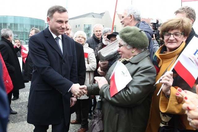 Andrzej Duda w Poznaniu. Złożył kwiaty pod Pomnikiem Ofiar Czerwca 1956