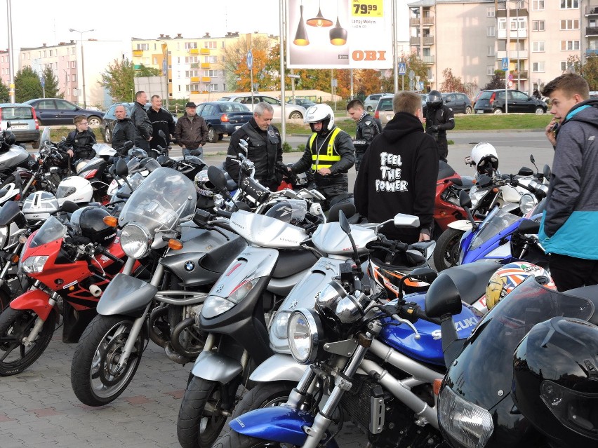 Motocyklistom towarzyszyli gapie, zafascynowani ryczącymi...