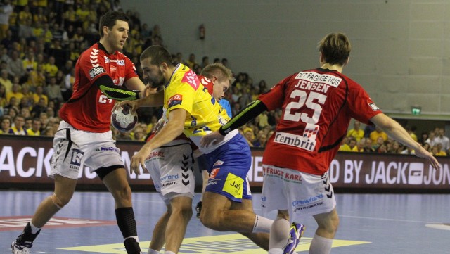 23.11.2014, mecz Vive Tauron Kielce - Aalborg Handball. Z piłką Żeljko Musa