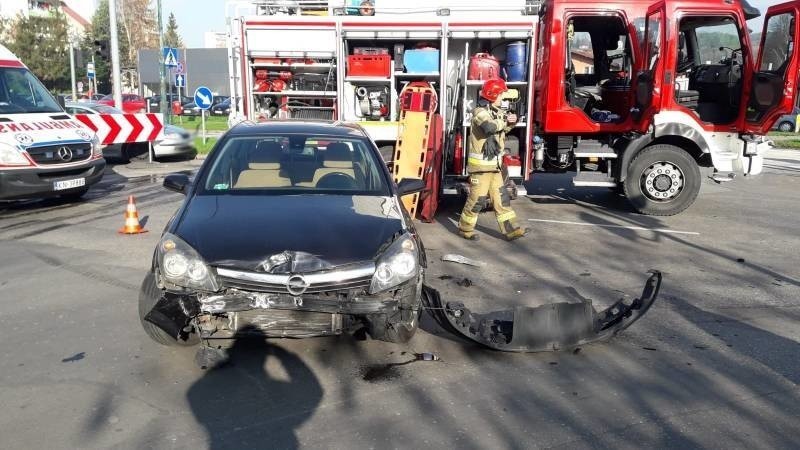 Nowy Sącz. Na ul. Sucharskiego zderzyły się dwa samochody. Dwie osoby utknęły w aucie [ZDJĘCIA]