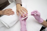 Brazylijski manicure to zabieg mocno odżywiający paznokcie i skórę dłoni. Będziesz zaskoczona techniką malowania