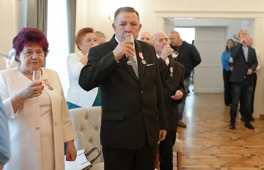 Złote gody świętowały pary małżeńskie z gminy Kozienice. Była piękna i wzruszająca uroczystość. Zobaczcie zdjęcia