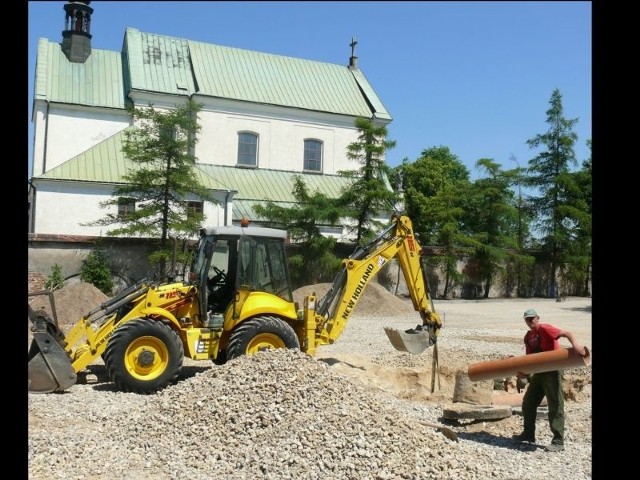 Prace przy budowie kanalizacji deszczowej pod parking.