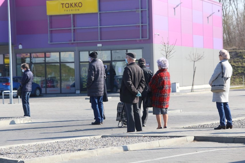 Godziny dla seniorów paraliżują pracę sklepów! "Czy mamy angażować policję do utrzymywania porządku?"