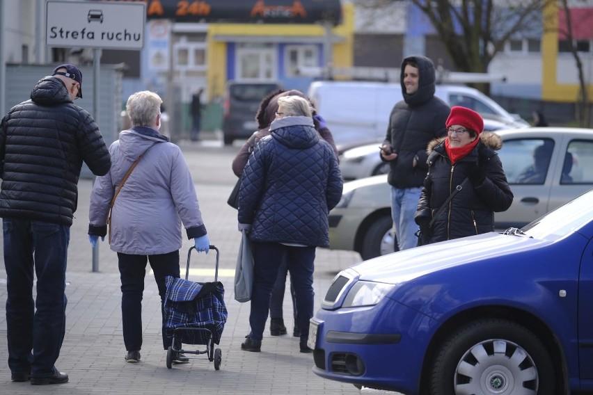 Godziny dla seniorów paraliżują pracę sklepów! "Czy mamy angażować policję do utrzymywania porządku?"