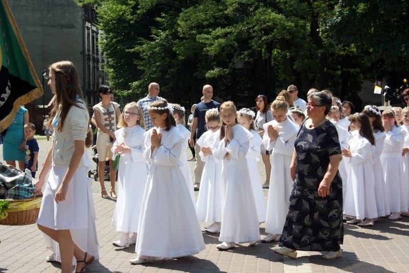 Boże Ciało 2014 w Zabrzu: procesja z kościoła św.Anny w...