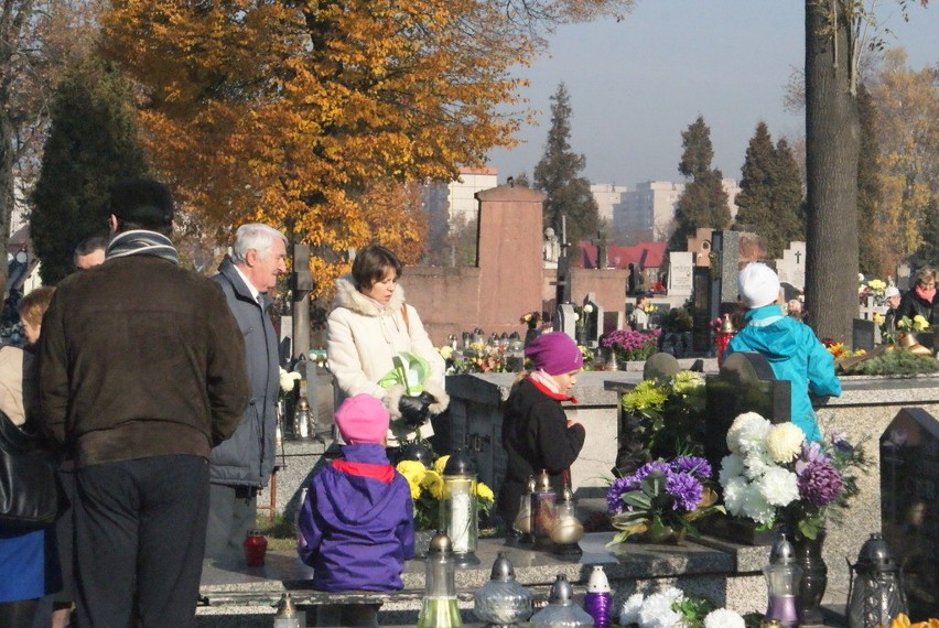 1 listopada na cmentarzu przy 11 Listopada w Dąbrowie...