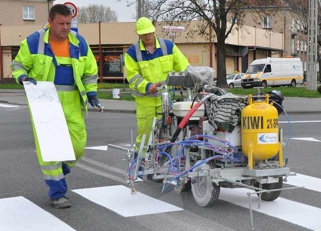 Malowanie pasówNa zdjęciu pracownicy firmy Freeway Service z Włocławka, którzy odnawiają skrzyżowanie Pruszyńskiego, Bora Komorowskiego i Chopina