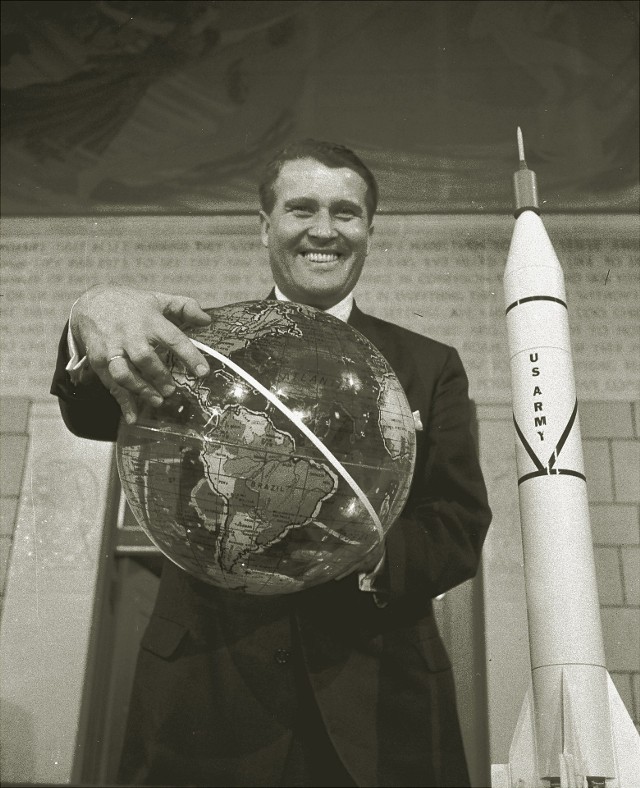 Wernher von Braun najpierw konstruował rakiety V-2 dla nazistowskich Niemiec, później  tworzył program kosmiczny w USA