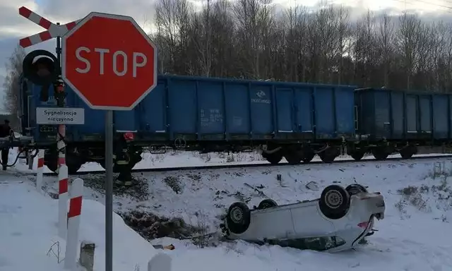 W sobotę po godz. 8, na na niestrzeżonym przejeździe kolejowym w miejscowości Lesznia w gminie Suraż doszło do wypadku.Zdjęcia z wypadku otrzymaliśmy dzięki uprzejmości strażaków z OSP Suraż