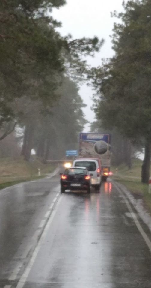 Droga Zambrów Łomża zablokowana przed Podgórzem. Przewrócone...