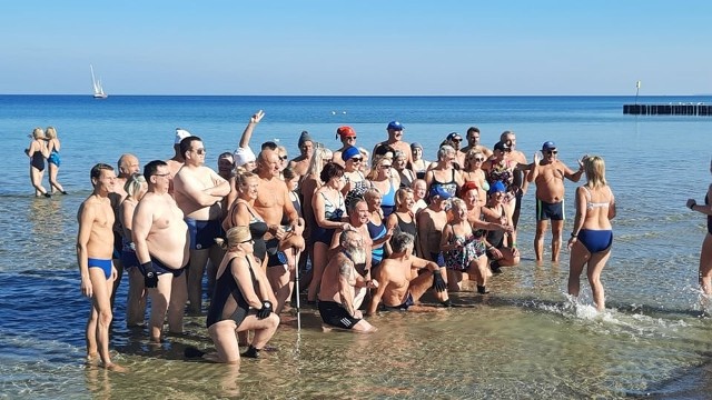 Piękna pogoda sprawiła, że w niedzielne południe na kołobrzeskiej plaży pojawiły się tłumy.