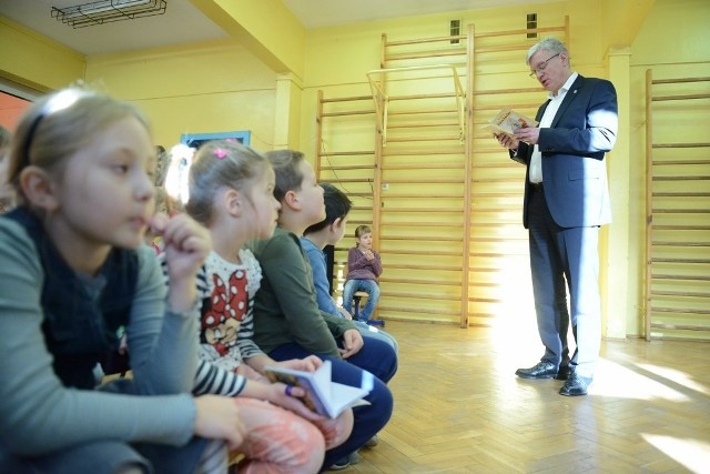 Prezydent Jacek Jaśkowiak czytał dzieciom bajki