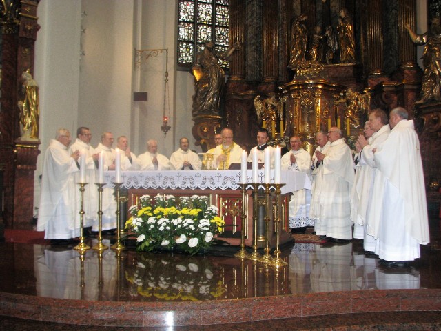 Jubileusz w katedrze świętowali (w kolejności ustawienia na zdjęciu): ks. Eryk Czech, ks. Alfred Michalik, ks. Jan Drewniok, Henryk Wollny, ks. Walenty Koziol, ks. Rainer Kroll, ks. Piotr Kondziela, ks. Ginter Kurowski, ks. Hubert Janowski, ks. Czesław Gac, ks. Ryszard Wołowiec, ks. Piotr Gołąbek (wraz z nimi na fotografii widoczny jest bp Andrzej Czaja i proboszcz katedry, ks. Waldemar Klinger).