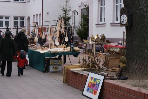 Część sokółczan robiła zakupy na kiermaszu świątecznym na placu przed Sokólskim Ośrodkiem Kultury