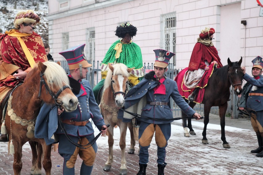 Trzej Królowie przyjechali konno do Limanowej oddać pokłon Dzieciątku