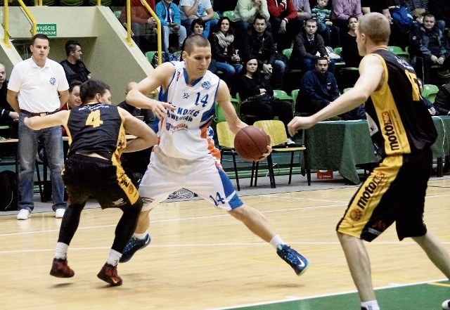 Mikołaj Grod (z piłką) spędził tym razem na parkiecie niespełna 21 minut. Zdobył 9 punktów. Miał też 8 zbiórek i 4 asysty.