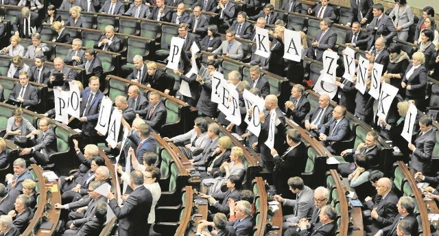 Posłowie PO próbowali ułożyć napis „Kaczyński przeproś Polaków”. Trochę im nie wyszło