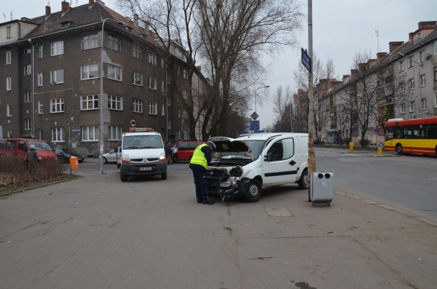 Wrocław: Wypadek na skrzyżowaniu Wyszyńskiego i Damrota [ZDJĘCIA]