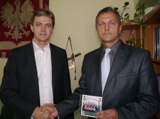 Wójt Moskorzewa Jarosław Klimek (z prawej) podziękował we wtorek marszałkowi województwa Adamowi Jarubasowi za pomoc w wydaniu płyty.