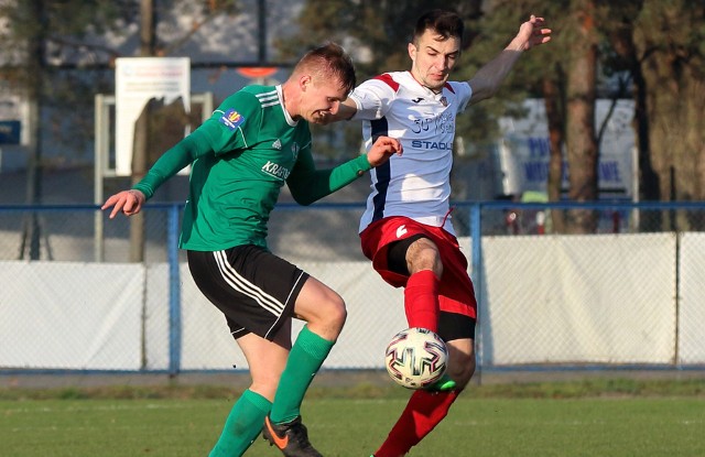 Jeszcze dwa lata temu obrońca Unii, Adam Borucki (z prawej) występował w barwach Polonii Środa. Znany z boisk III ligi stoper od futbolu będzie teraz odpoczywał co najmniej przez pół roku