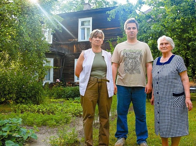 Henryka Maciuszko w domu przy Orlej żyje z córką i wnukiem. Nie wie, gdzie teraz mają szukać innego mieszkania. Na kupno nowego ich nie stać. 