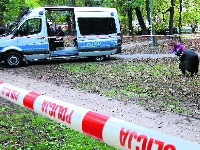 W poniedziałkowe popołudnie jedna z alejek parku w centrum Kielc stała się sceną krwawego ataku. Po zajściu na miejscu dramatu pracowali policyjni technicy.