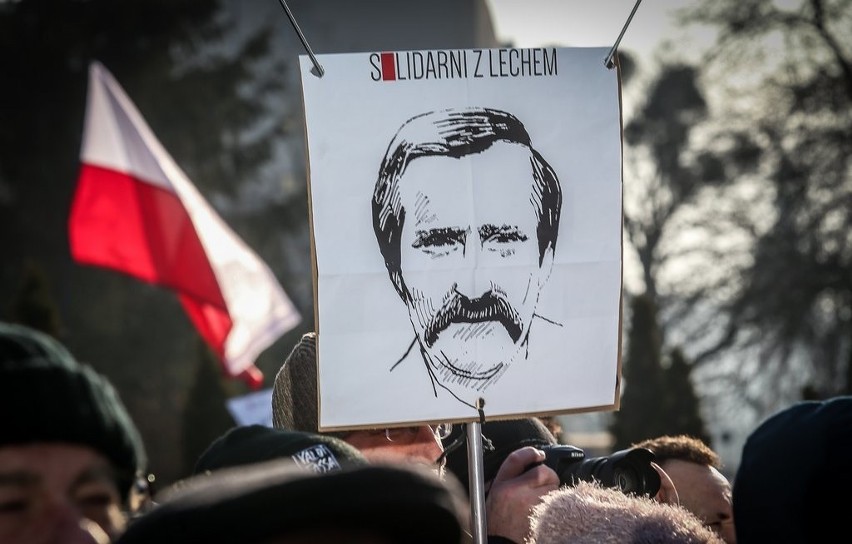 Wiec  "Polska murem za Wałęsą"