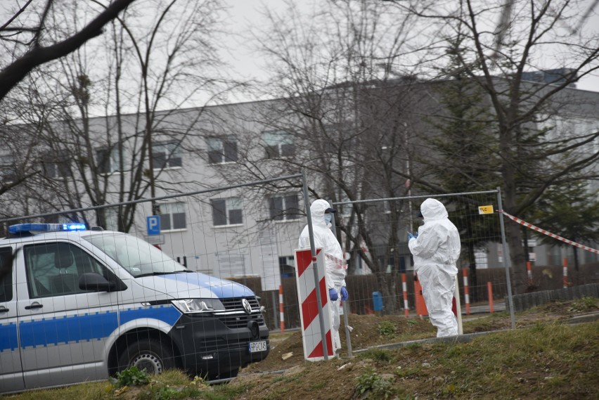 Dostepu do SOR-u w szpitalu św. Łukasza pilnują policjanci,...