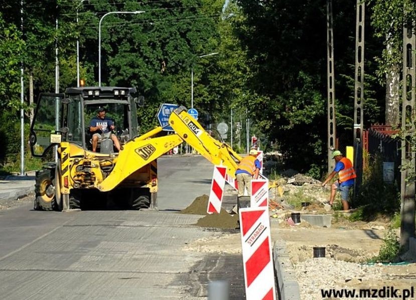 Trwa przebudowa ulicy Szydłowieckiej w Radomiu. Jest już chodnik i zatoka przystankowa. Sprawdzamy postęp prac