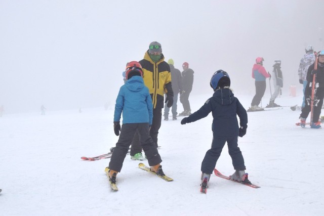 Ostatni weekend listopada był zarazem pierwszym narciarskim weekend w Beskidach w sezonie Na Biały krzyż przyjechało sporo narciarzy