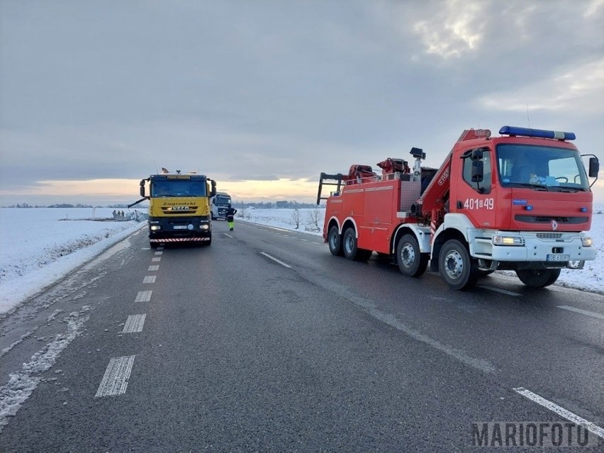 Wypadek w Skoroszycach. Ciężarówka przewożąca chemikalia...