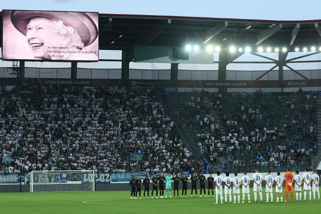 Na zastępczym dla FC Zurich stadionie Kybunpark w Sankt Gallen, gdzie odbył się mecz 1. kolejki Ligi Europy z Arsenalem (1:2) wyświetlono na monitorze przypomnienie Elżbiety II - cichej fanki „Kanonierów”
