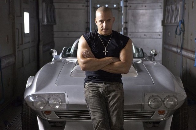 Brian O'Conner i jego dziewczyna Mia Toretto doprowadzają do kraksy autobusu wiozącego skazanych do więzienia. W wyniku akcji z transportu ucieka brat Mii, Dominic "Dom" Toretto. Trójka spotyka się w Rio de Janeiro, gdzie dokonuje kradzieży trzech aut. Mia odjeżdża fordem GT40. Brian i Dominic zostają schwytani przez ludzi mafiosa Hernana Reyesa. Agent Luke Hobbs z Diplomatic Security Service ściga złodziei. Dominic i Brian decydują się na ostatnią akcję - postanawiają obrabować Reyesa. Boss trzyma gotówkę w 10 różnych miejscach w mieście.  "Szybcy i wściekli V" - TVN, godz. 20:00Program TV został dostarczony i opracowany przez media-press.tv