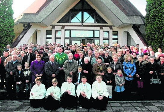 Malutkie Ławki były kiedyś częścią Lędzin.Pierwsze wzmianki o dzisiejszej dzielnicy Mysłowic pochodzą z XIII wieku. Początkowo Ławki były częścią Lędzin. W późniejszym okresie włączono je do gminy Wesoła, a ostatecznie do Mysłowic. Nazwa miejscowości pochodzi od kładek (ławek), po których kiedyś mieszkańcy przechodzili przez potok Przyrwa oraz przez okoliczne kanały odwadniające. Parafia w Ławkach jest jedną z młodszych w regionie. Istnieje od 1993 roku.